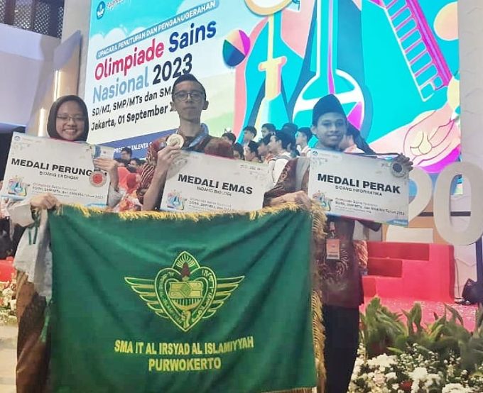 Tiga Siswa SMAIT Al Irsyad Al Islamiyyah Purwokerto Raih Medali OSN 2023