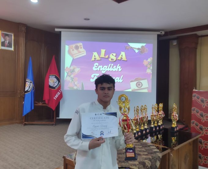 Aysar Tsaqif Siswa SMA IT Al Irsyad Purwokerto Raih Juara 1 Speech Competition di UNDIP